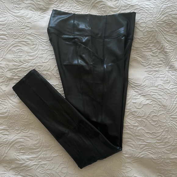 Fabletics Oasis High Waisted leggings. Size M/8 “Black Fog Foil” color - Picture 3 of 5